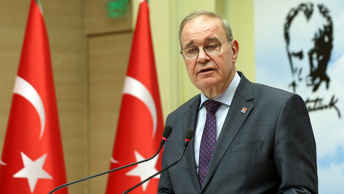 CHP Genel Başkan Yardımcısı ve Parti Sözcüsü Faik Öztrak, "Bize 'IMF ile pazarlık yaptı' demiş. Bizi kendisiyle karıştırmış. Biz, Dünya Ekonomik Forumu Toplantısı kisvesi altında muhalefetteyken Beyaz Saray'a arka kapıdan girenlerden olmadık, olmayız. Sermayesini verdiğimiz, Türkiye'nin ortağı olduğu Uluslararası Para Fonu'yla, kendisine verilen muhalefeti de dinleme görevi çerçevesinde, gizli saklı değil alenen görüşürüz. Görüştük" dedi.