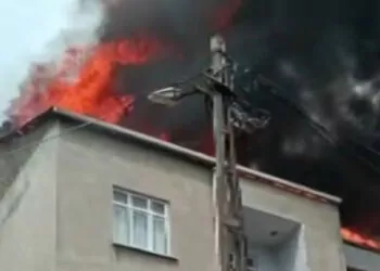 Pendik'te 3 katlı binanın çatısında yangın çıktı