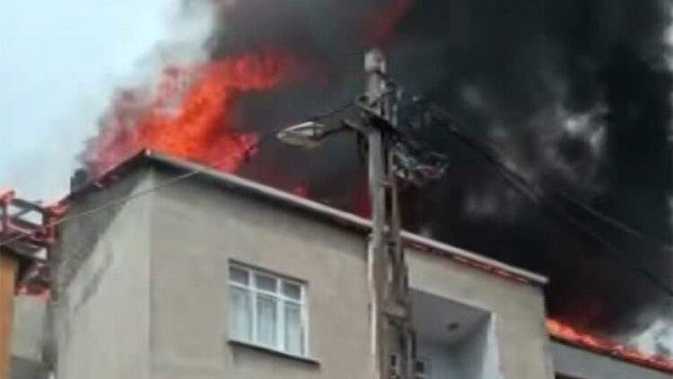 Pendik'te 3 katlı binanın çatısında yangın çıktı