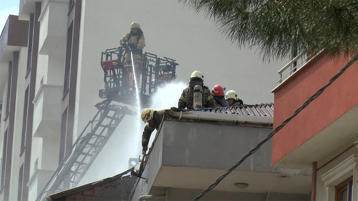 Pendik'te 3 katlı binanın çatısında yangın çıktı, çıkan yangın bitişiğindeki binanın çatısına da sıçradı. Ölen ya da yaralananın olmadığı yangın itfaiye ekiplerince söndürüldü.