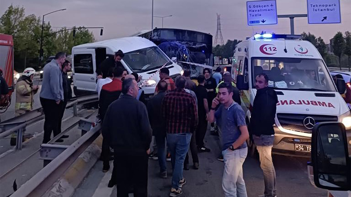 İETT otobüsü ile havalimanı personelini taşıyan servis minibüsü çarpıştı