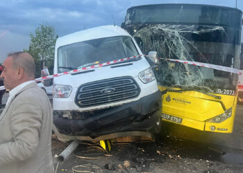 İETT otobüsü ile havalimanı personelini taşıyan servis minibüsü çarpıştı