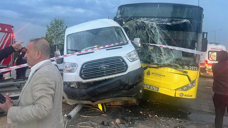 İETT otobüsü ile havalimanı personelini taşıyan servis minibüsü çarpıştı