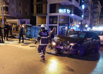 Polis aracı ile otomobil çarpıştı; 2 yaralı