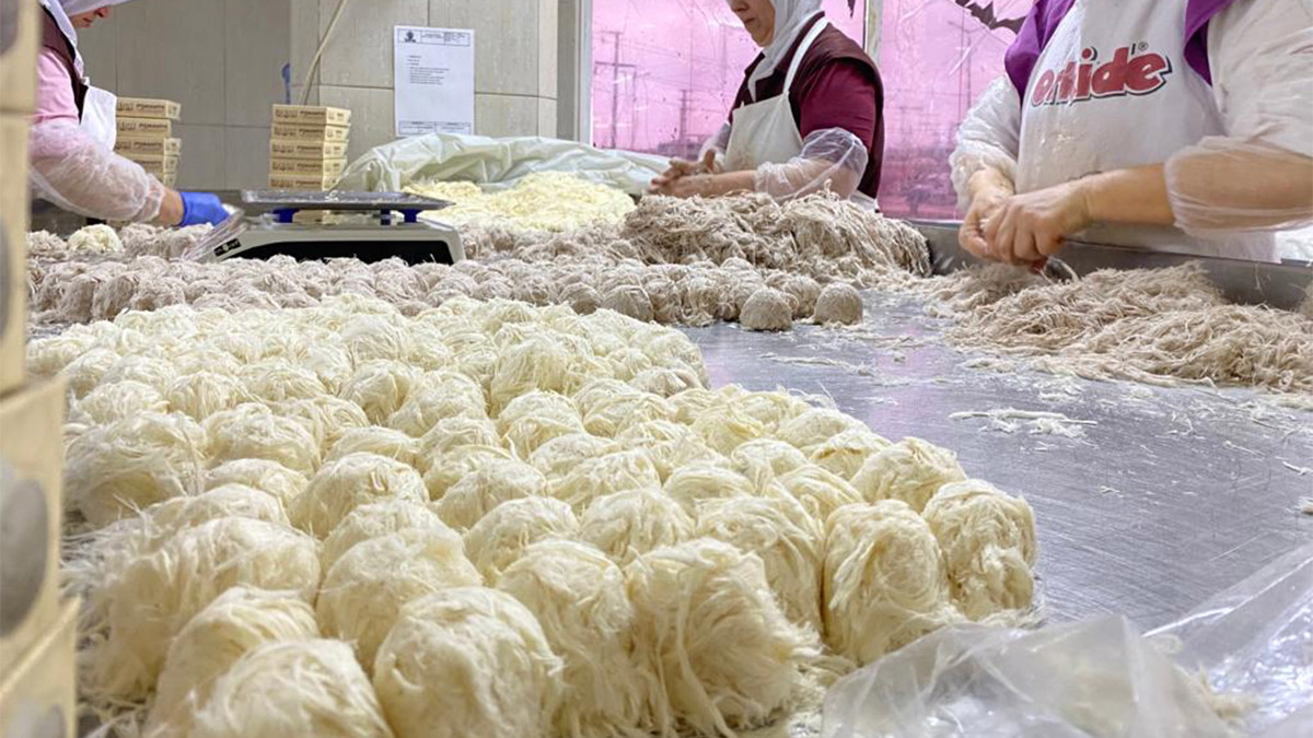 İzmit'te pişmaniye imalathaneleri Ramazan Bayramı öncesi pişmaniye üretimini yaklaşık 2 kat artırdı.