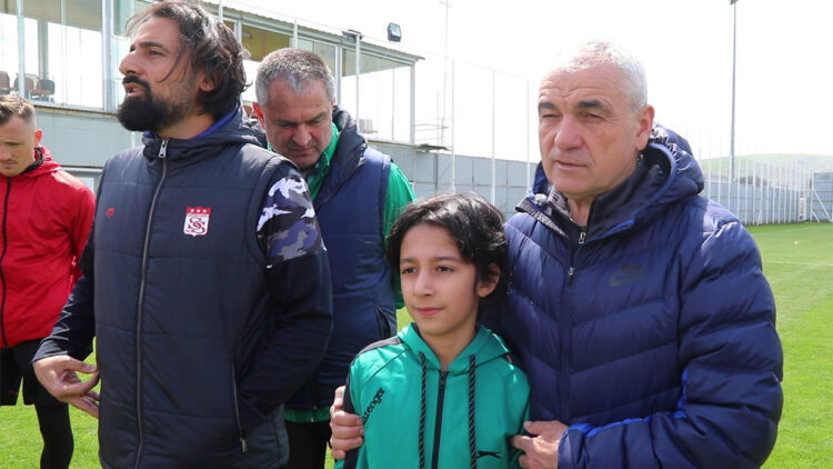 Rıza Çalımbay görevini depremzede Abdullah'a devretti