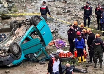 Rize'de hafif ticari araç dereye düştü; 4 ölü 1 yaralı