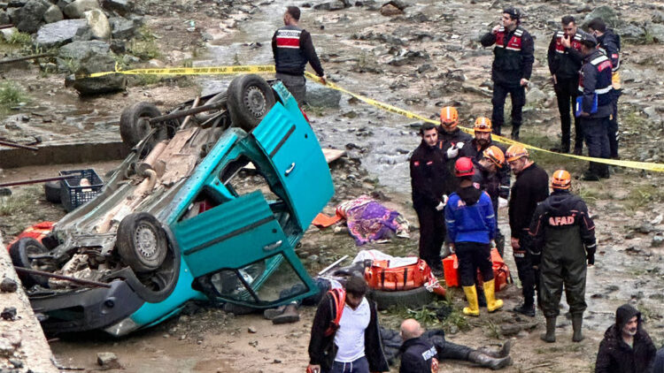 Rize'de hafif ticari araç dereye düştü; 4 ölü 1 yaralı