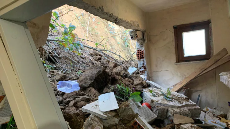 Rize'de heyelan; evin duvarı yıkıldı