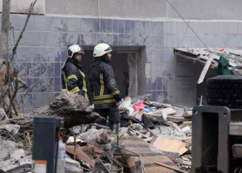 Rusya Donetsk'te 5 katlı apartmanı vurdu
