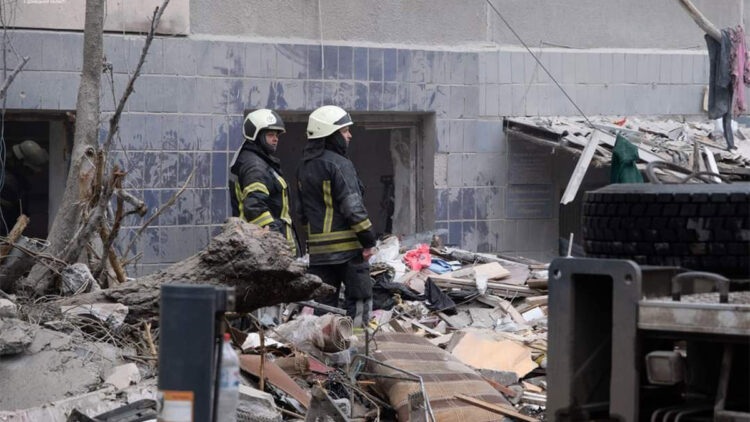 Rusya donetsk'te 5 katlı apartmanı vurdu