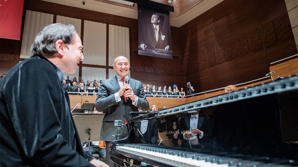 Fazıl Say'ın bestelediği 100. Yıl Marşı ilk kez sahnede seslendirildi. İzmir Büyükşehir Belediye Başkanı Tunç Soyer, “Göğsümüz kabara kabara 100. Yıl Marşı’nı söyleyeceğiz” dedi.