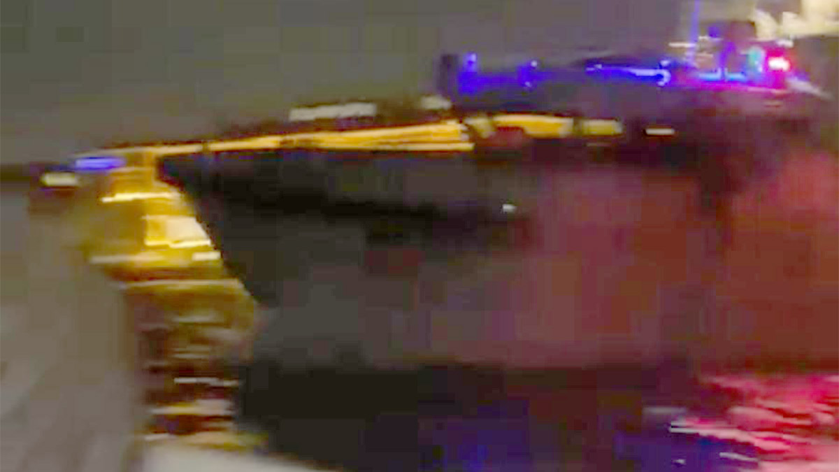 İstanbul Boğazı'nda teknedekilerin kaçak midye çıkarttığını fark eden sahil güvenlik ekipleri ile kaçak midye çıkartanlar arasında kovalamaca cep telefonu kamerasına yansıdı.