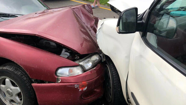 Sakarya'da otomobil ile hafif ticari araç kafa kafaya çarpıştı; 9 yaralı