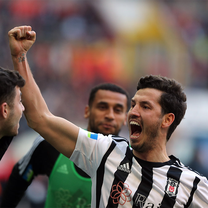 Beşiktaş'ta Şenol Güneş'in göreve gelmesinin ardından performansını arttıran takımın vazgeçilmez isimlerinden birisi haline gelen Salih Uçan kariyer rekoru kırdı.