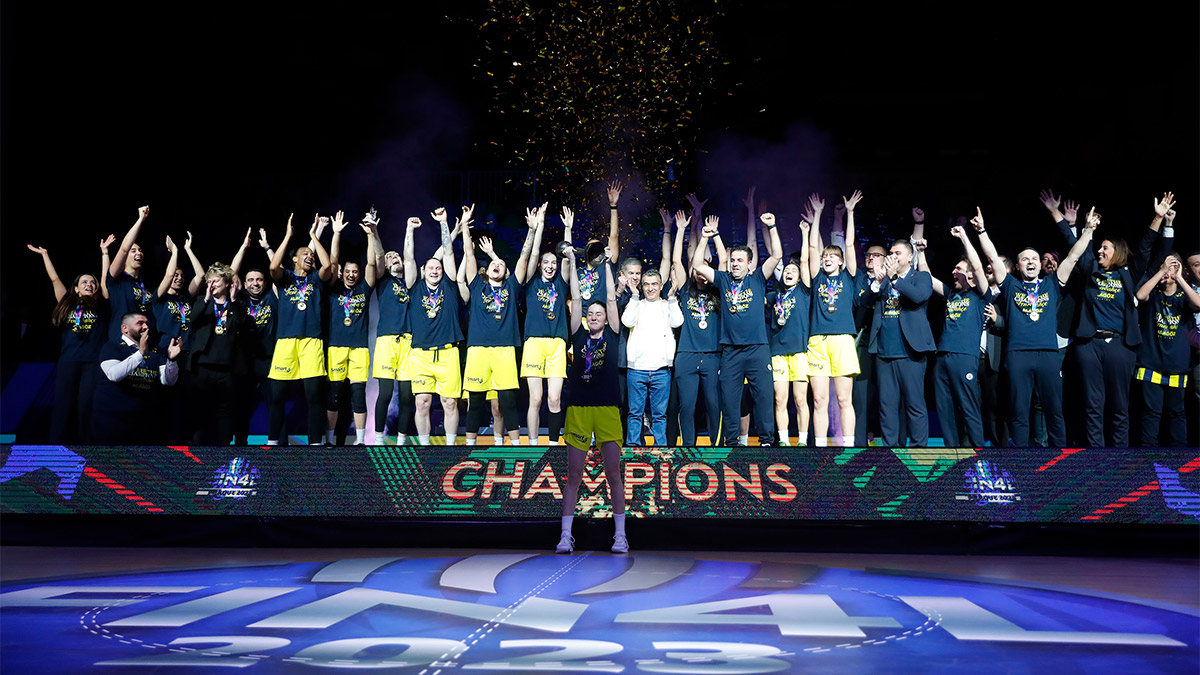 Fenerbahçe Alagöz Holding kupasını aldı