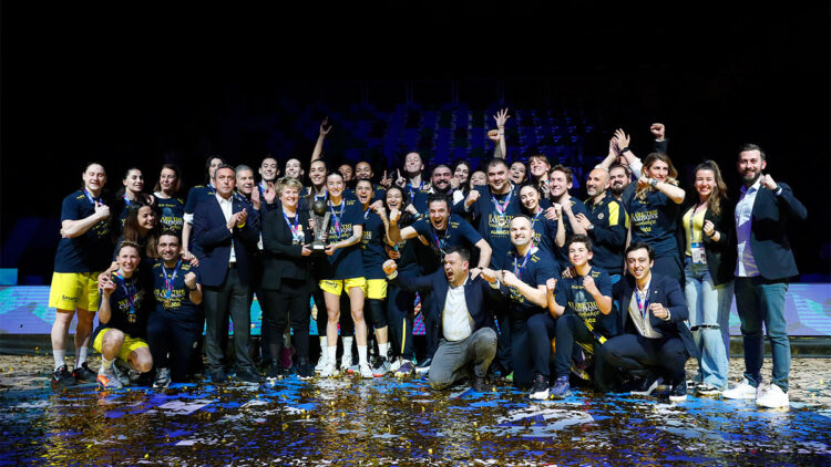 Fenerbahçe Alagöz Holding kupasını aldı