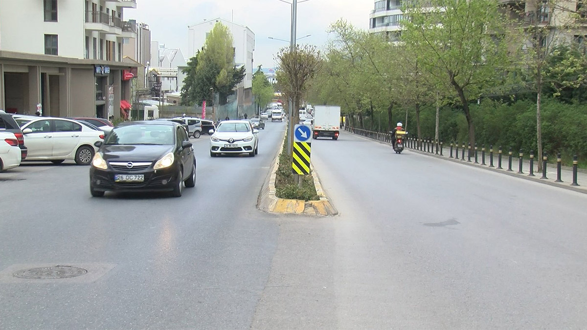 Sancaktepe'de yasak olduğu halde 'U' dönüşü yapan bir otomobil kazaya neden oldu. Şeridinde ilerleyen bir motosiklet hatalı U dönüşü yapan otomobile çarptı.