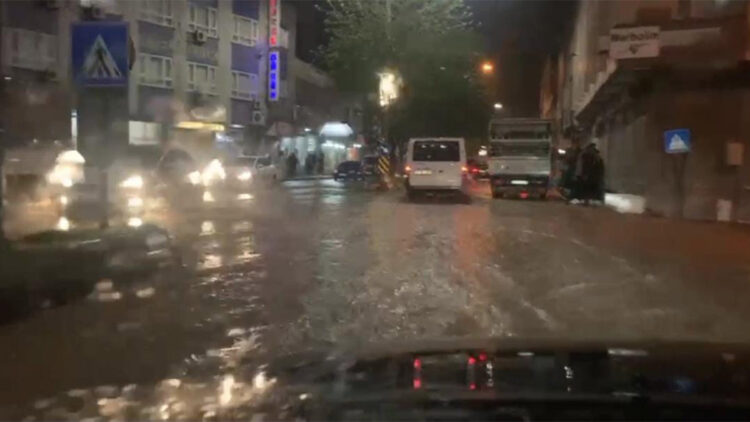 Siirt'te sağanak hayatı olumsuz etkiledi