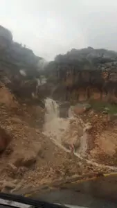 Siirt'te sağanak nedeniyle bazı noktalarda küçük çaplı toprak kaymaları meydana geldi. Batman kara yolunda da su birikintileri oluştu.