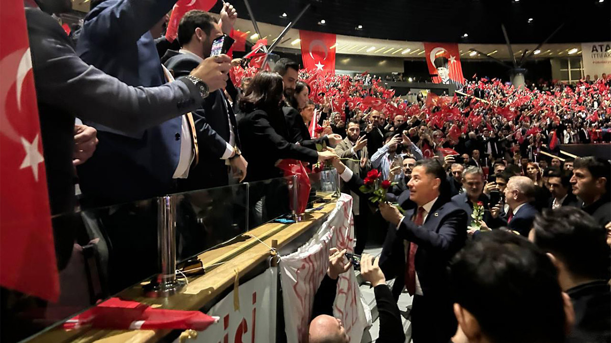 ATA İttifakı Cumhurbaşkanı Adayı Dr. Sinan Oğan, "Sayın Erdoğan? 20 senedir bu ülkeyi Sinan Oğan mı yönetiyor? Hayır. Demek ki senin artık bu ülkeye verecek hiç bir şeyin yok" dedi.
