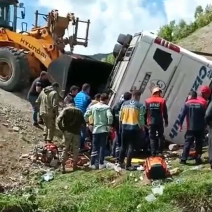 Askerleri taşıyan otobüs devrildi; 2 asker şehit oldu, 45 yaralı