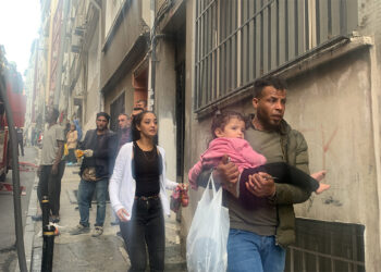 Şişli'de 3 katlı binada yangın