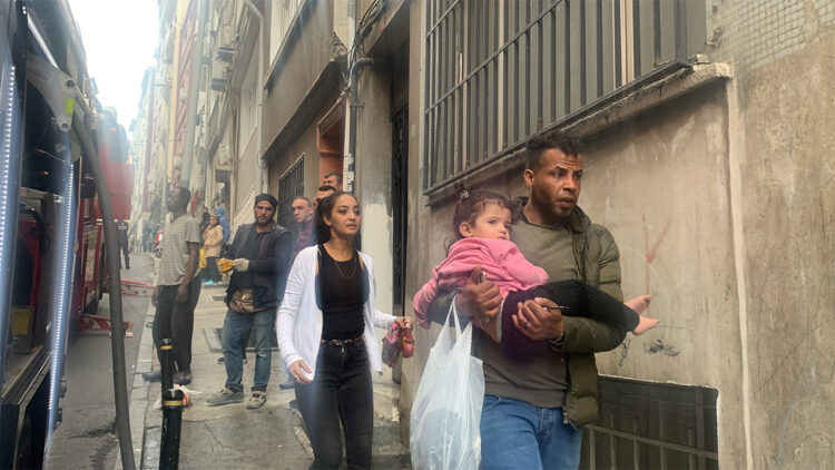 Şişli'de 3 katlı binada yangın