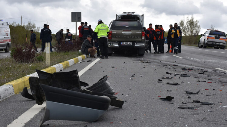 Sivas'ta kamyonet otomobile çarptı; 8 yaralı