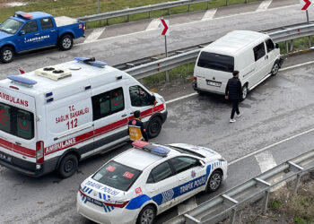 Sivas'ta minibüs bariyerlere çarptı