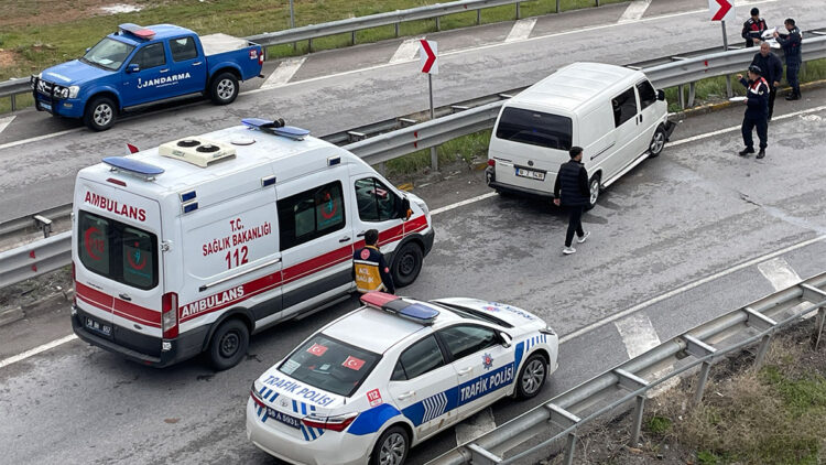 Sivas'ta minibüs bariyerlere çarptı