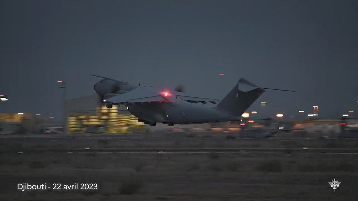 Ordu ve paramiliter güçler arasındaki çatışmalar şiddetlenirken Sudan'dan tahliyeler sürüyor. İngiltere de vatandaşlarını tahliye edeceğini duyurdu.