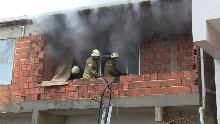 Sultanbeyli'de 2 katlı binada yangın