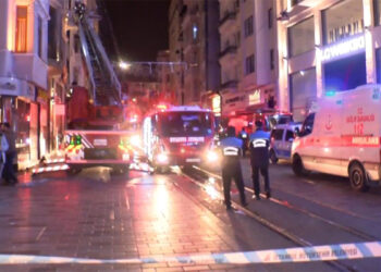 Taksim meydanı'nda 6 katlı otelde yangın
