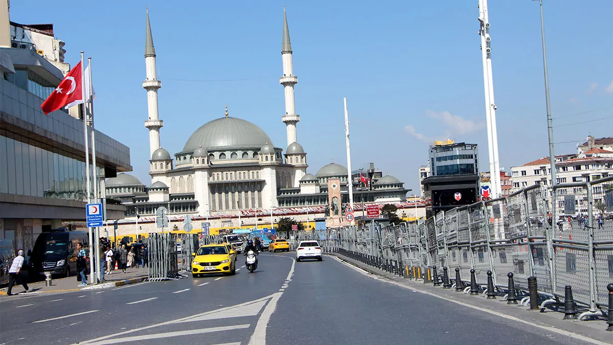 Taksim meydanı'nda 1 mayıs hazırlıkları