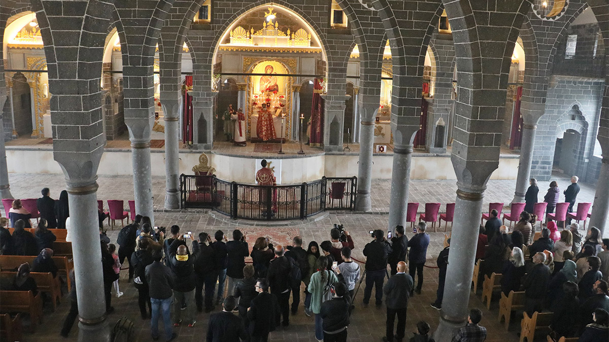 Surp Giragos Ermeni Kilisesi'nde paskalya ayini