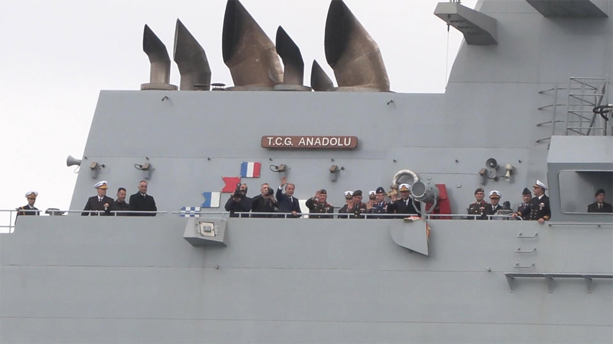 Dünyanın ilk SİHA gemisi TCG Anadolu Sarayburnu'ndan hareket etti. Gemi İstanbul Boğazı'ndan geçerek Cumhurbaşkanını selamladı.