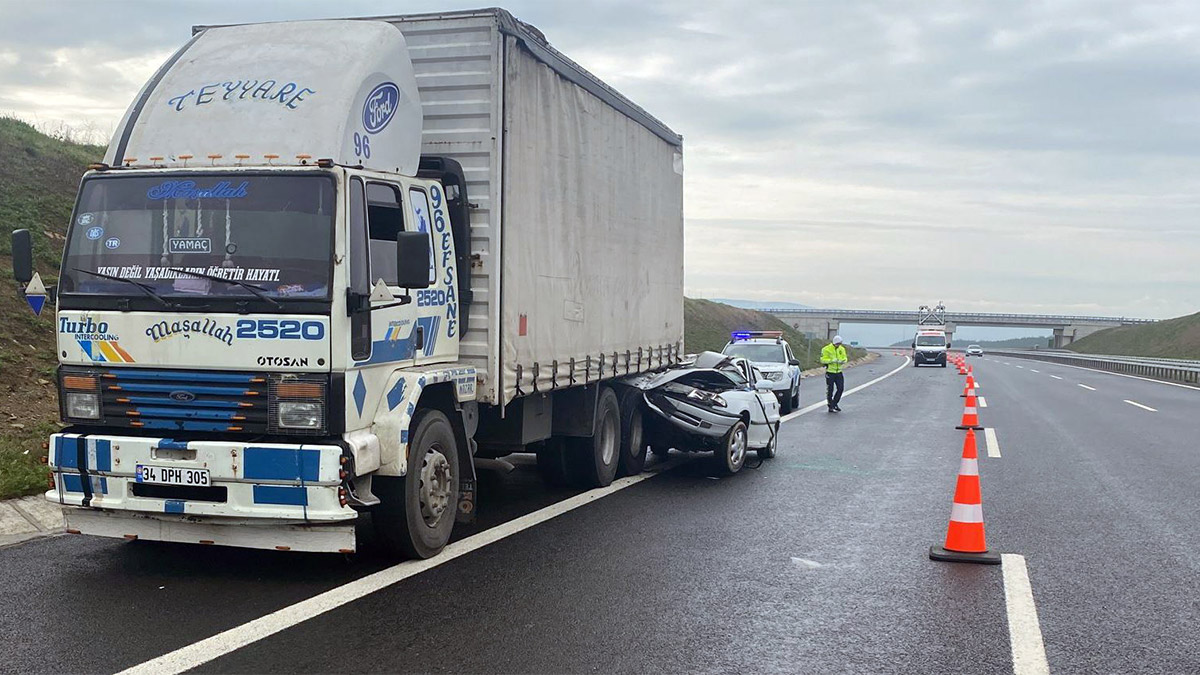 Tekirdağ Malkara'da kaza meydana geldi, kamyona arkadan çarpan otomobilin sürücüsü uzman çavuş Onur Efe (26) ile eşi Özge Efe (25) ve 1 yaşındaki çocukları Emin Kaan Efe yaralandı.
