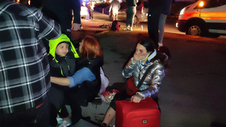 Tur minibüsü ile otomobil çarpıştı; 20 yaralı