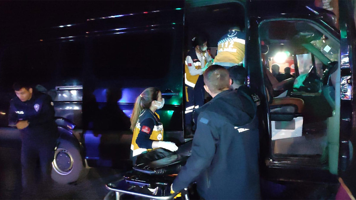 Tur minibüsü ile otomobil çarpıştı; 20 yaralı