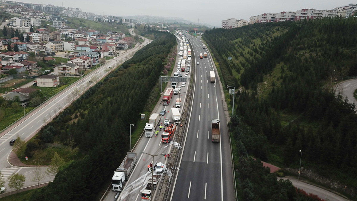 TEM'de otomobile kamyon çarptı, yol trafiğe kapandı