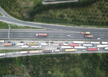 TEM'de otomobile kamyon çarptı, yol trafiğe kapandı