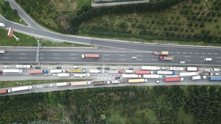 TEM'de otomobile kamyon çarptı, yol trafiğe kapandı