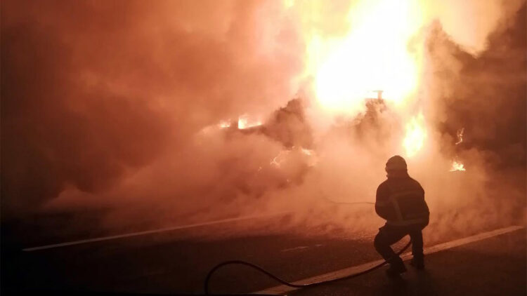 TIR ile çarpışıp alev alan otomobilde bir aile yok oldu