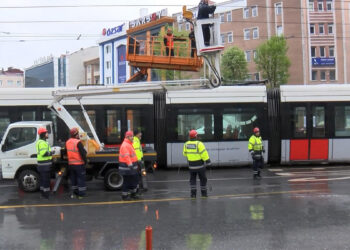 Tramvay seferlerinde elektrik teli kopunca seferler aksadı