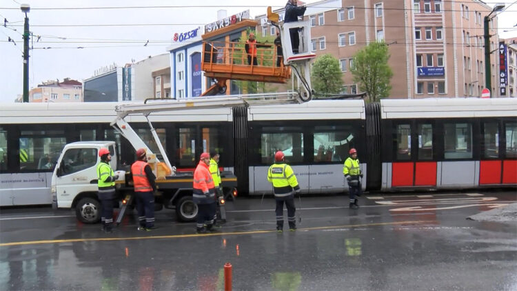 Tramvay seferlerinde elektrik teli kopunca seferler aksadı