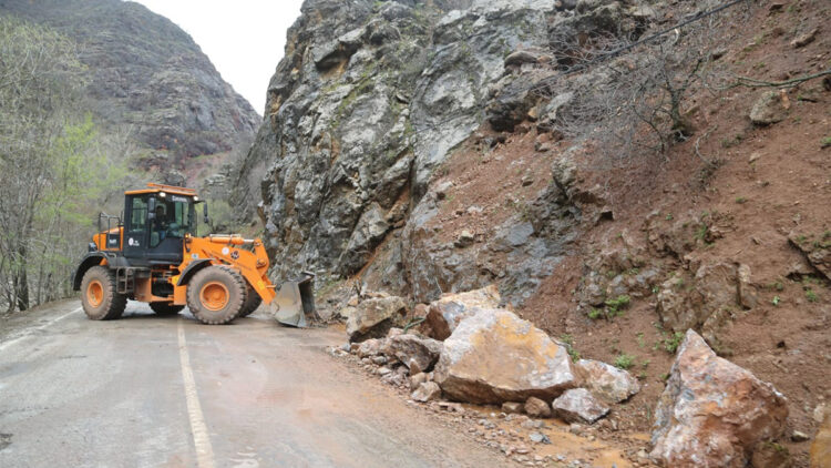 Sağanakta kapanan Ovacık yolu ulaşıma açıldı