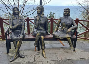 'üç kız' heykeli 24 saat takip edilecek