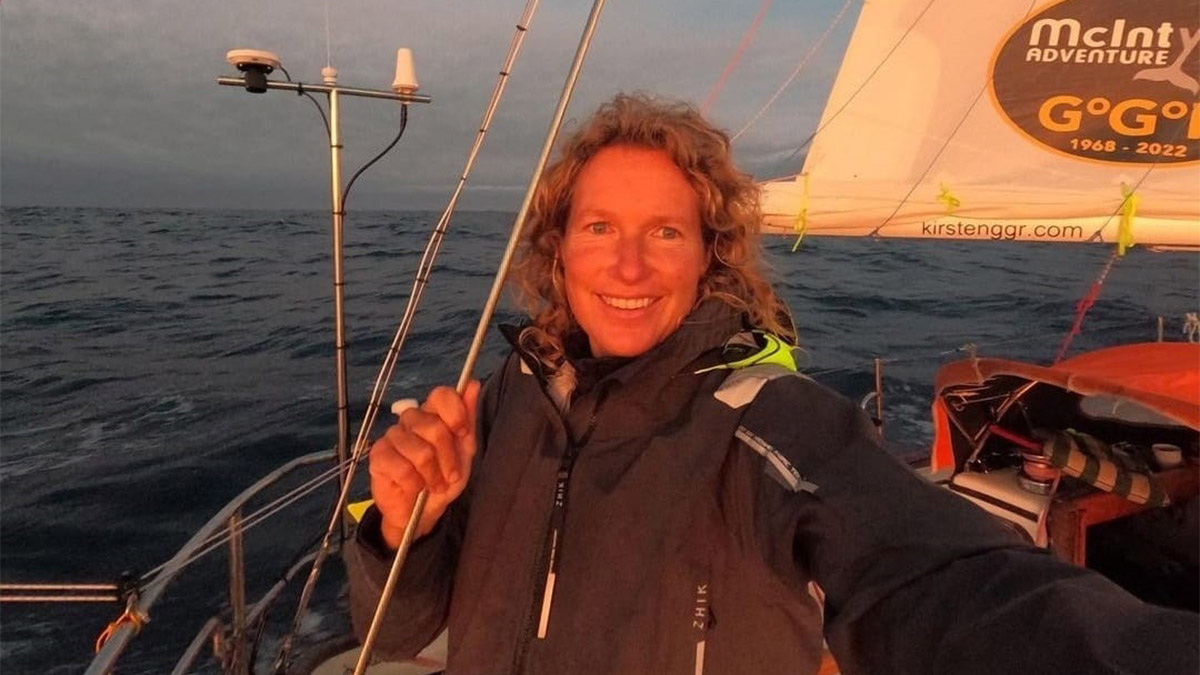 Güney Afrikalı yelkenci Kirsten Neuschäfer, Altın Küre Yarışı'nı (Golden Globe Race) kazanan ilk kadın olmayı başardı. Dünyanın çevresini otomatik pilot kullanmadan dolaşan Neuschäfer, hepsi erkek olan diğer 15 yarışmacıyı geride bıraktı.