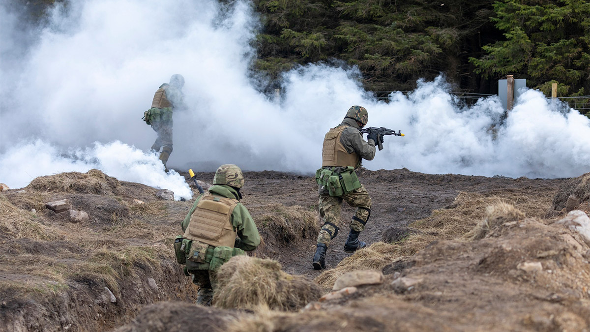 Ukraynalı askerler eğitime devam ediyor